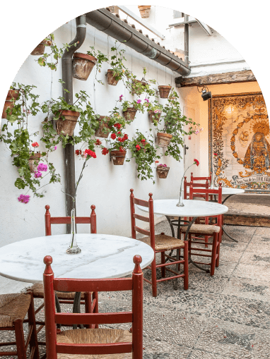 Patio de Carmen con mesas y sillas, ideal para disfrutar al aire libre