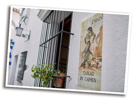 Mur blanc du Poble Espanyol à Barcelone. Carreaux peints à la main et affiche du Tablao de Carmen. 