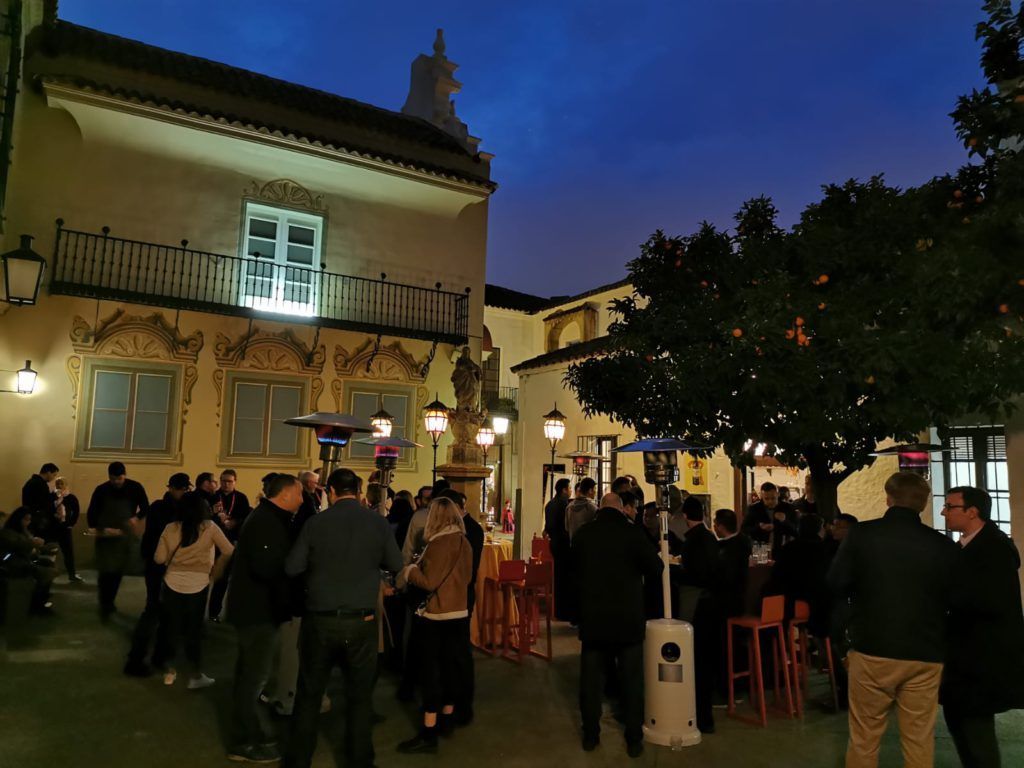 Gente en un evento en el patio del Tablao de Carmen.