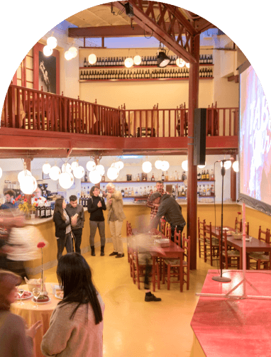 Salle d'exposition flamenco, ses éléments décoratifs évoquent le sud de l'Espagne. Un grand espace avec une grande variété d'utilisations et de potentiels.