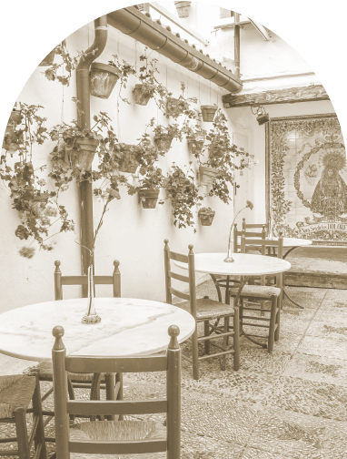 OFF Patio del Carmen con tavoli e sedie, ideale per godersi l'aria aperta.