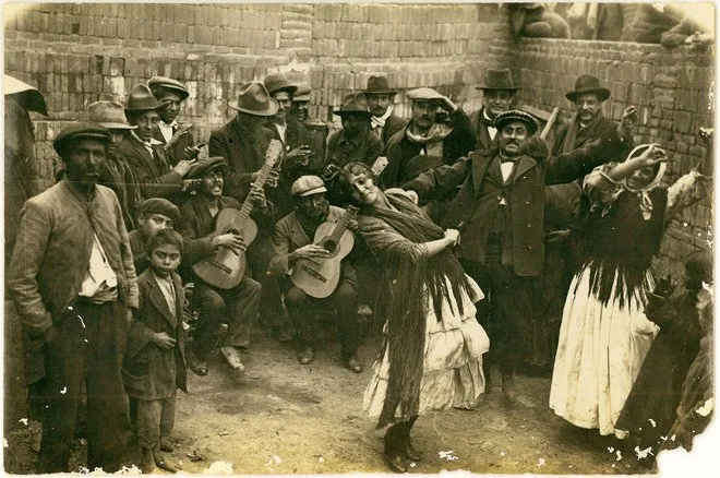 Juli Vallmitjana in the gypsy neighborhoods of Barcelona between the late nineteenth and early twentieth centuries.
